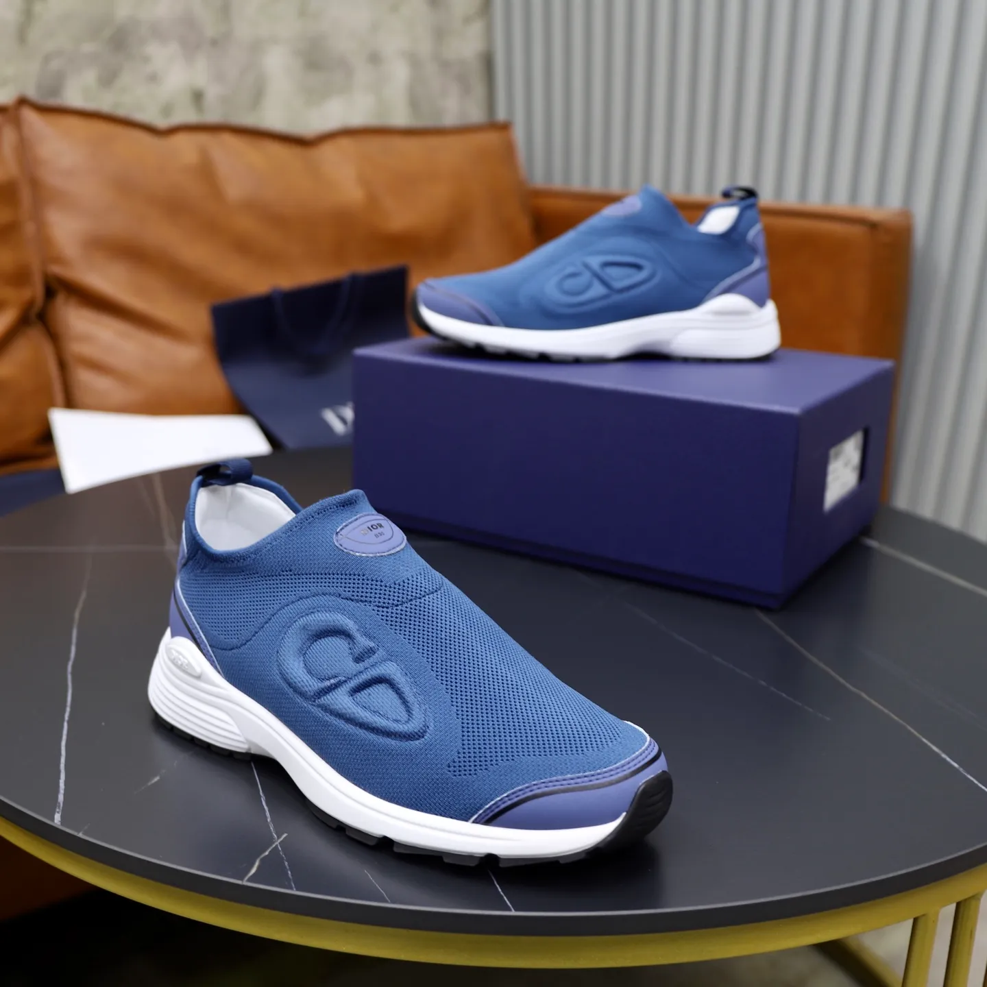 Ex-factory price: 520💰Dior B30’s latest hot model is shipped, the original version is manufactured 1:1 ▪️ Fabric: Original customized fly weave ▪️ Lining: Imported breathable mesh ▪️ Sole: Original molded non-slip outsole ▪️ Size: 38-46 (45 and 46 are custom-made and cannot be returned or exchanged)